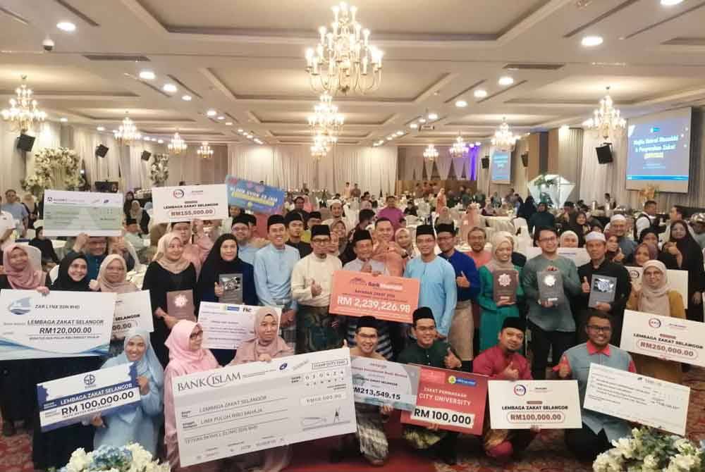 Pengurusan tertinggi LZS bergambar bersama pengeluar dan penerima zakat pada Majlis Iftar bersama Muzakki dan Penyerahan Zakat Ramadan 2024 di Dewan Orkid, Wisma PKPS pada Rabu.