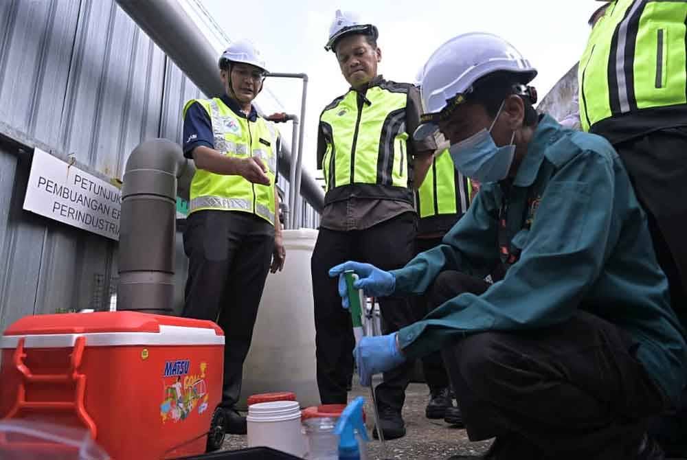 Nik Nazmi (tengah) ketika menyertai Ops Gempur Raya 2024 yang dijalankan sekitar Shah Alam.