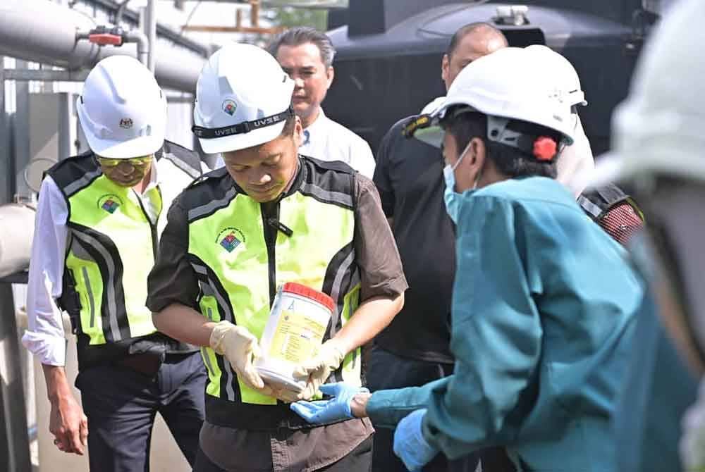 Nik Nazmi (tengah) ketika menyertai Ops Gempur Raya 2024 yang dijalankan sekitar Shah Alam.