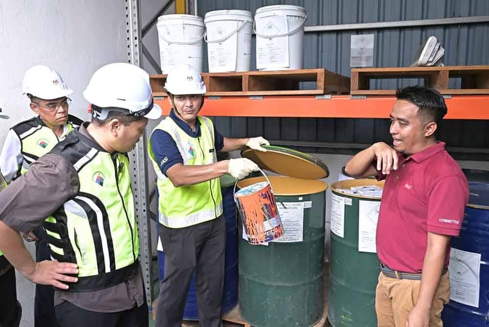 Nik Nazmi (kiri) ketika menyertai Ops Gempur Raya 2024 yang dijalankan sekitar Shah Alam.