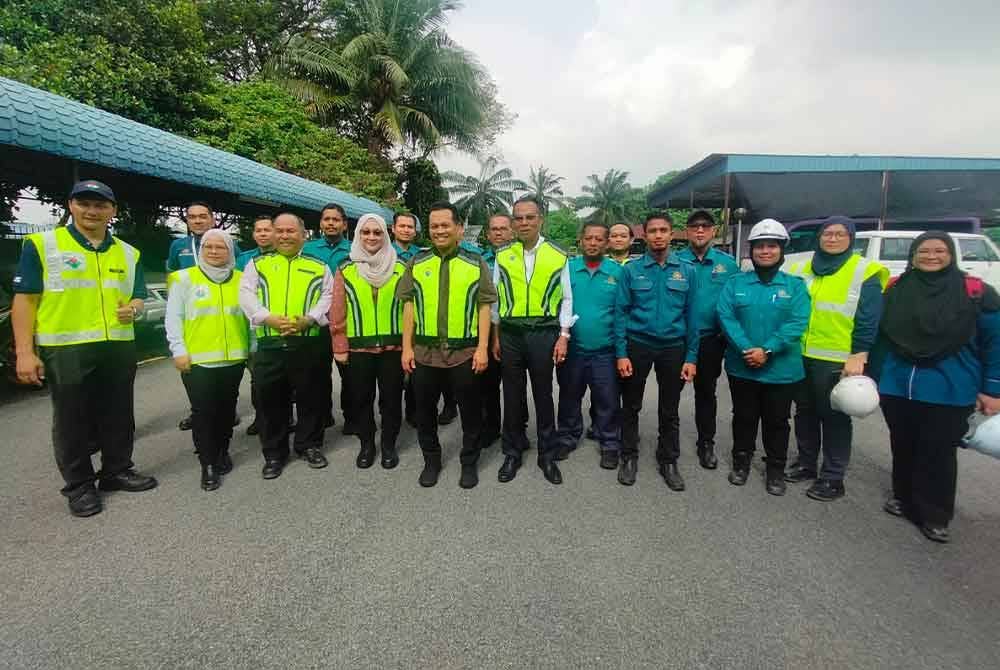 Nik Nazmi (sembilan dari kiri) ketika Ops Gempur Raya 2024 di sekitar Shah Alam pada Khamis.