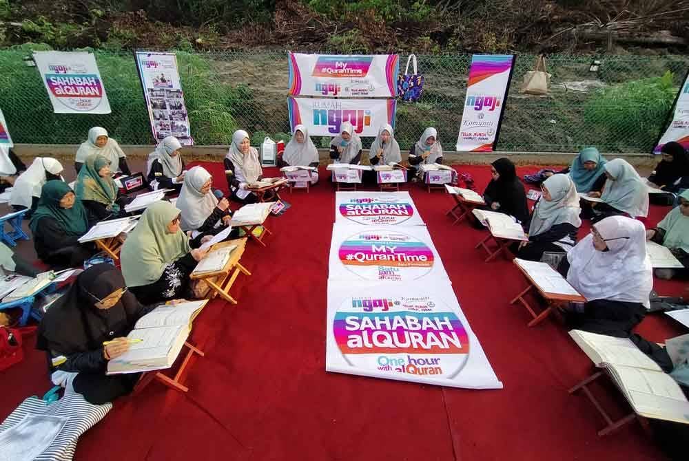 Peserta World #QuranHour anjuran Rumah Ngaji Komuniti Teluk Muroh memperdengarkan bacaan surah Al-Jumu'ah dan kemudian menghayati tadabbur yang disampaikan Ustazah Rafidah.