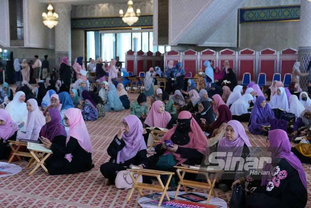 Antara peserta yang mengambil bahagian dalam program World #QuranHour 2024 di Masjid Negara pada Khamis. Foto Sinar Harian - MOHD HALIM ABDUL WAHID