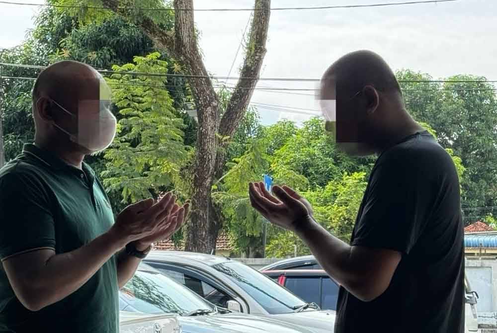 Azlee (kanan) membaca doa kesyukuran bersama bapanya apabila dibebaskan lebih awal selepas dipenjara kerana kes komersial pada tahun lalu.