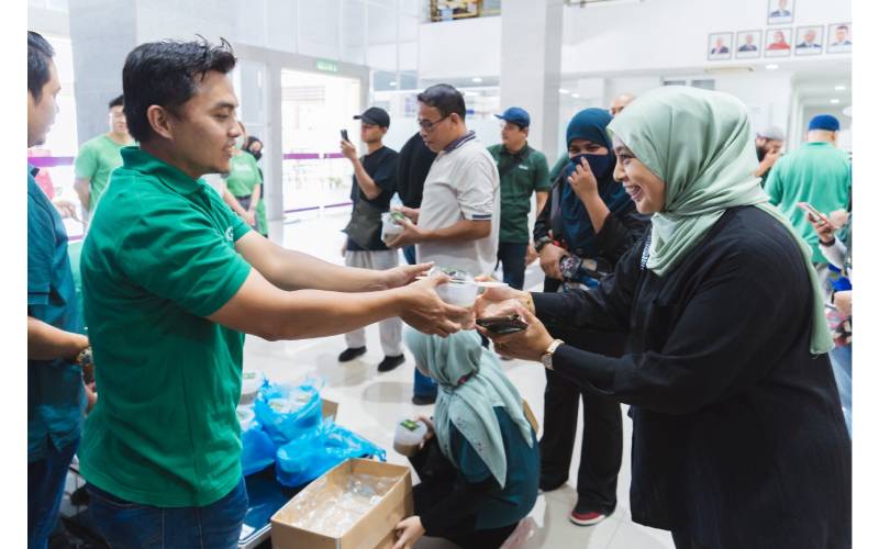 Grab Malaysia turut menyantuni masyarakat di Kota Bharu, Kelantan sempena program inisiatif bubur lambuk berkenaan.