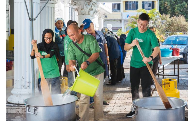 Kerjasama antara Grab Malaysia dan komuniti di Terengganu pada program bubur lambuk ini memberi manfaat besar kepada masyarakat setempat.