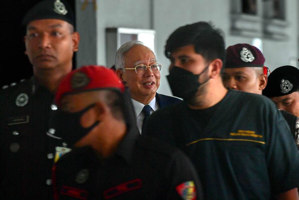 Najib (tengah) ketika hadir bagi prosiding sambung bicara kes penyelewengan dana 1Malaysia Development Berhad (1MDB) yang dihadapinya di Mahkamah Tinggi pada Khamis. Foto Bernama