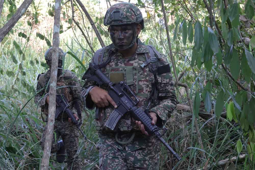 Berdepan cabaran cuaca panas, hutan belantara, dan menjalani ibadah puasa, anggota tetap cekal menjaga keselamatan negara dalam rondaan Op Balasah di sempadan Malaysia-Indonesia di Serudong. Foto Bernama
