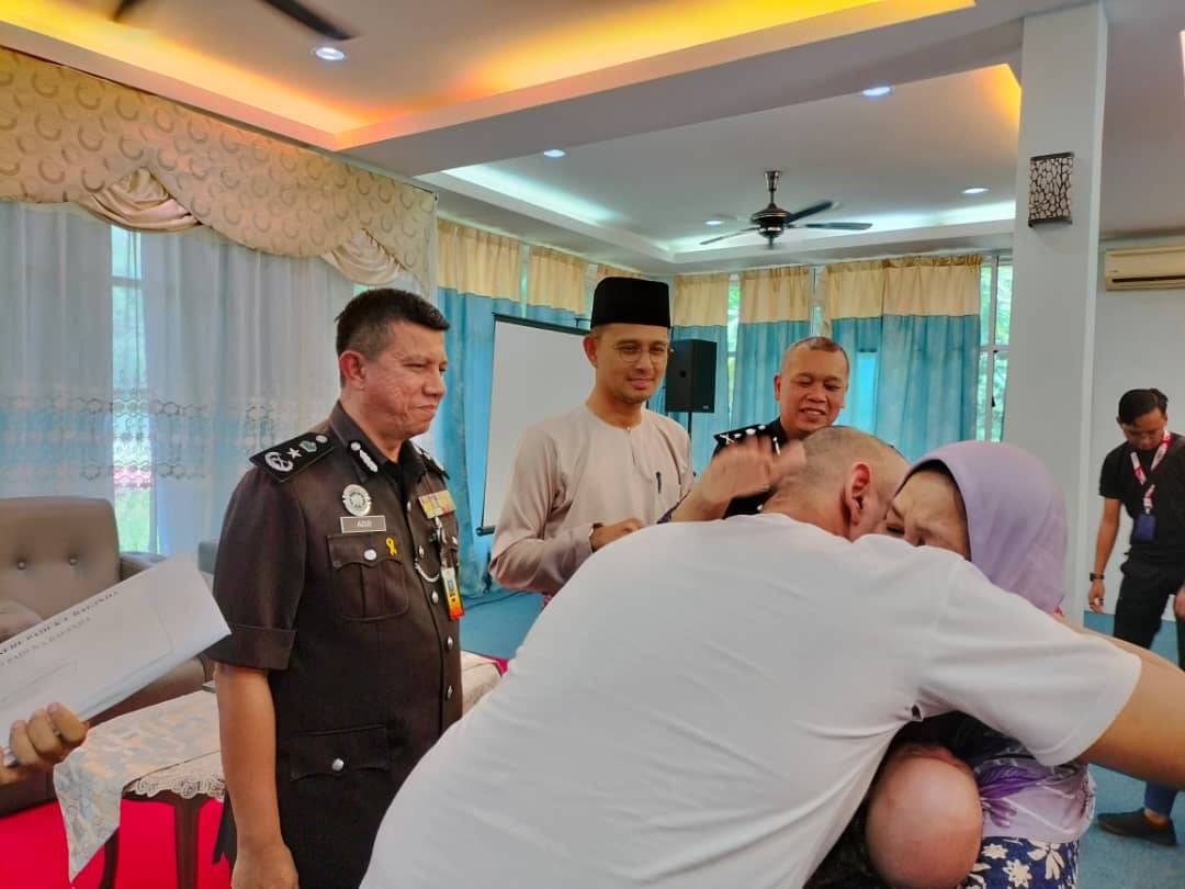 Seorang banduan sebak memeluk ibunya ketika bertemu pada PBSL di Penjara Kluang pada Khamis.