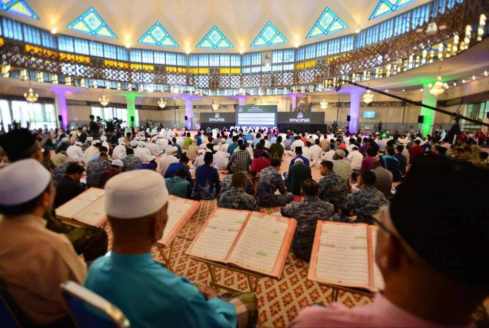 Suasana World #QuranHour yang diadakan di Masjid Negara, Kuala Lumpur pada Khamis.