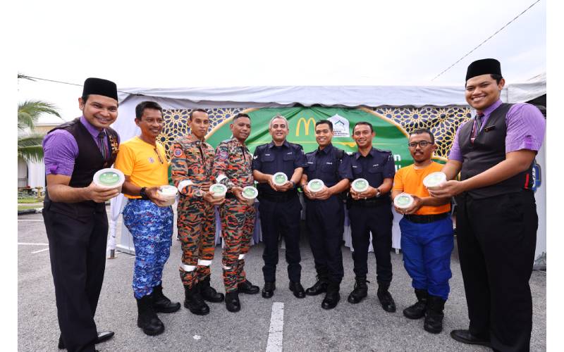 McDonald’s Malaysia mengedarkan bubur lambuk kepada petugas barisan hadapan negara seperti Jabatan Bomba dan Penyelamat Malaysia, Polis Diraja Malaysia dan Angkatan Pertahanan Awam Malaysia.