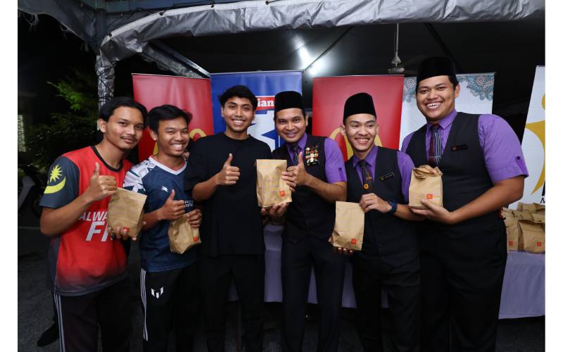 McDonald’s Malaysia menaja hampir 500 hidangan moreh kepada jemaah masjid selepas tarawih di Masjid Saidatina Khadijah, Seremban Jaya, Negeri Sembilan.