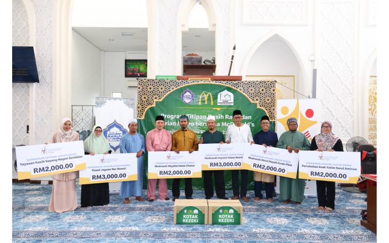 Azmir (tiga dari kanan) bergambar bersama wakil-wakil dari enam rumah anak-anak yatim sekitar Negeri Sembilan yang menerima sumbangan tunai dan Kotak Rezeki sempena persiapan Aidilfitri.