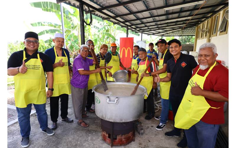 Sukarelawan McDonald’s Malaysia dan ahli kariah Masjid Saidatina Khadijah, Seremban Jaya, Negeri Sembilan, berganding bahu memasak 2,000 pek bubur lambuk untuk diedarkan kepada masyarakat setempat.