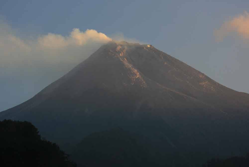 Gunung Merapi meletus enam kali pada Khamis dengan memuntahkan lahar sehingga 1.5 kilometer. Foto 123RF