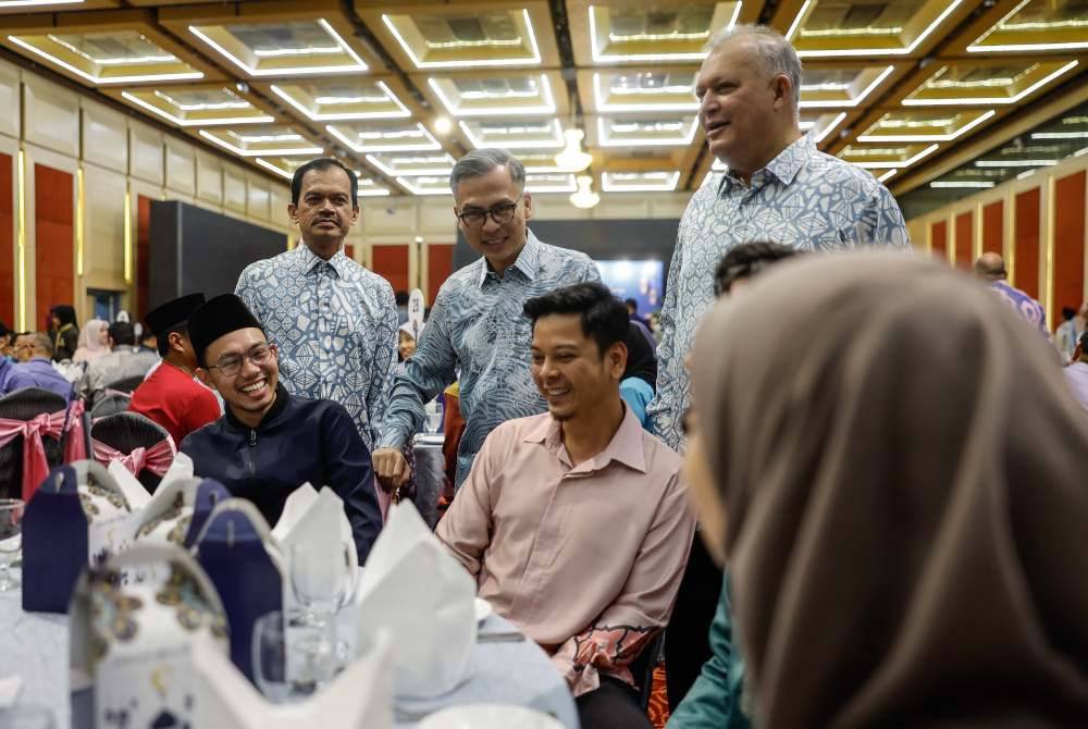 Fahmi menyantuni kakitangan penguatkuasaan pada Majlis Berbuka Puasa bersama Agensi Penguatkuasaan di Pusat Dagangan Dunia (WTC) hari ini. Foto Bernama