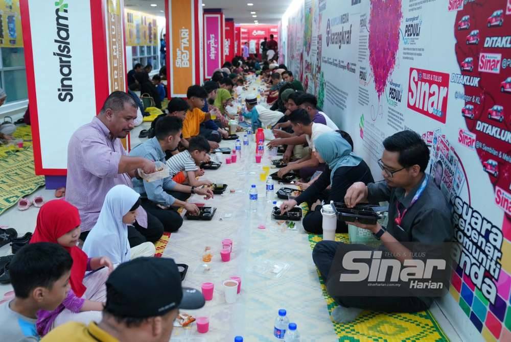 Pengunjung juga boleh berbuka puasa di dalam Kompleks Kumpulan Karangkraf.