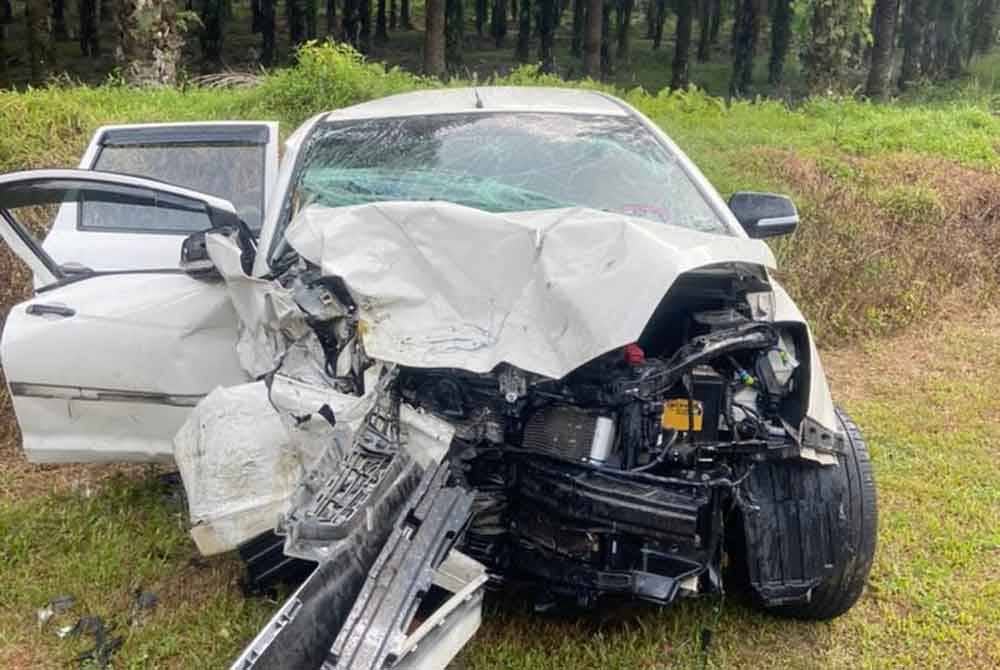 Keadaan kenderaan yang terbabit dalam kemalangan di kilometer (KM) 57.5 Jalan Kota Tinggi - Kluang pada Khamis. Foto IPD Kota Tinggi