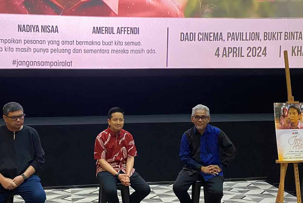 Dari kiri: Bobby, Arthur dan Tengku Ahmad Badli Shah ketika sidang media tayangan perdana Janji Amir di Pavilion pada Khamis.