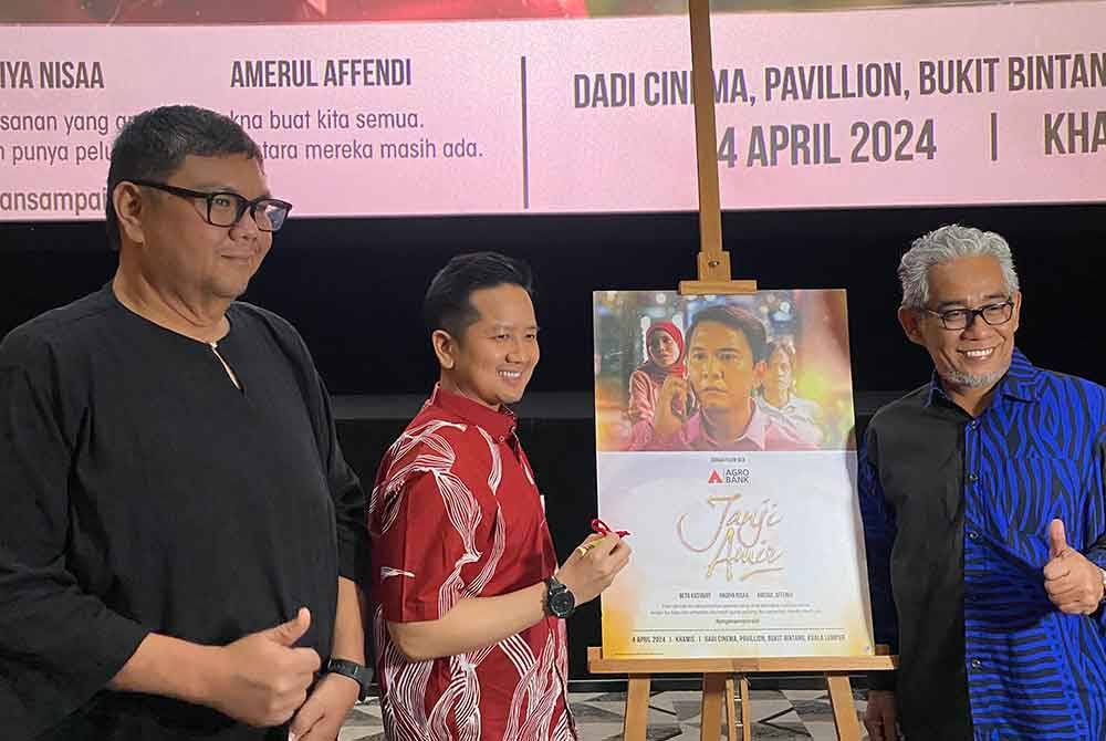Arthur (tengah) ketika sesi perasmian filem web pendek, Janji Amir di Pavilion pada Khamis.