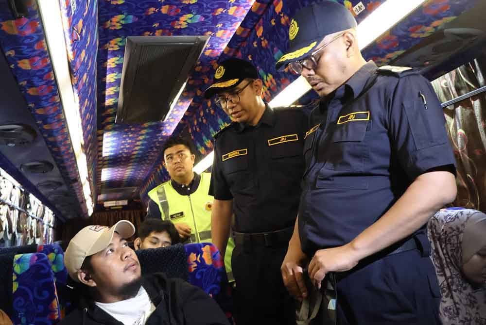 Zulkifly ketika membuat tinjauan sempena Ops Khas Perayaan Aidilfitri di Terminal Bas Penang Sentral pada Khamis.