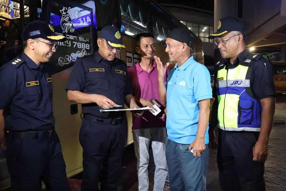 Zulkifly (dua dari kiri) memeriksa dokumen salah seorang pemandu bas ketika membuat tinjauan Ops Khas Perayaan Aidilfitri 2024 di Terminal Bas Penang Sentral.