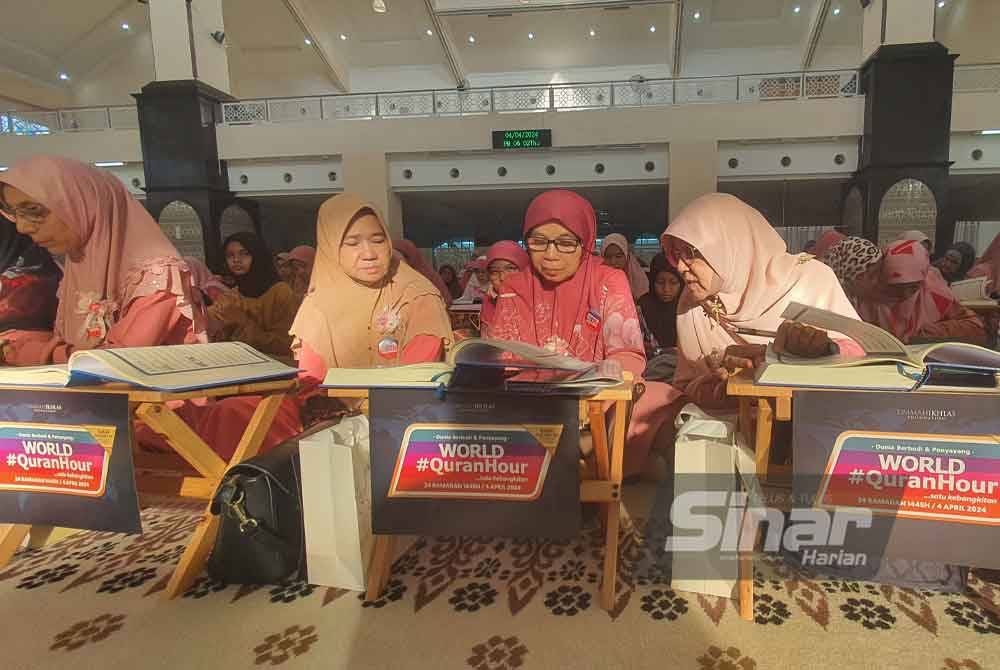 Antara yang mengambil bahagian dalam program World #QuranHour yang diadakan di Masjid Abdullah Fahim pada petang Khamis.