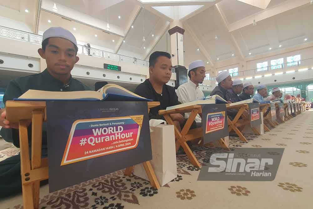 Antara yang mengambil bahagian dalam program World #QuranHour yang diadakan di Masjid Abdullah Fahim pada petang Khamis.