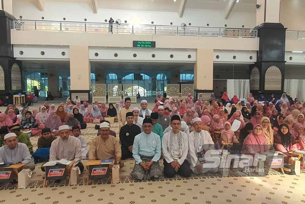 Rosidi (lima dari kiri) bergambar bersama peserta yang mengambil bahagian dalam program World #QuranHour yang diadakan di Masjid Abdullah Fahim pada petang Khamis.