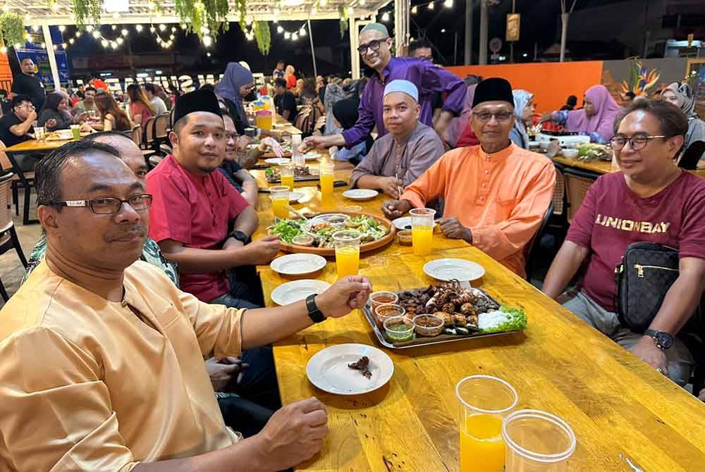 Muhammad (dua dari kanan) meraikan media pada program makan colek di Kota Bharu.