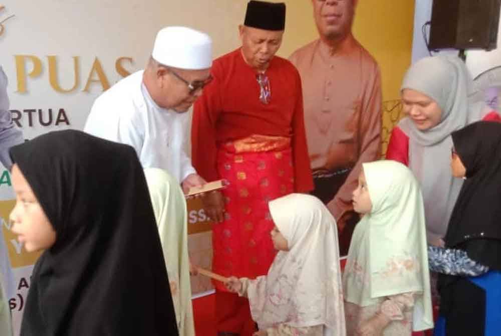 Yahya ketika menyampaikan sumbangan kepada anak-anak yatim pada majlis iftar dikediamannya di Putatan.