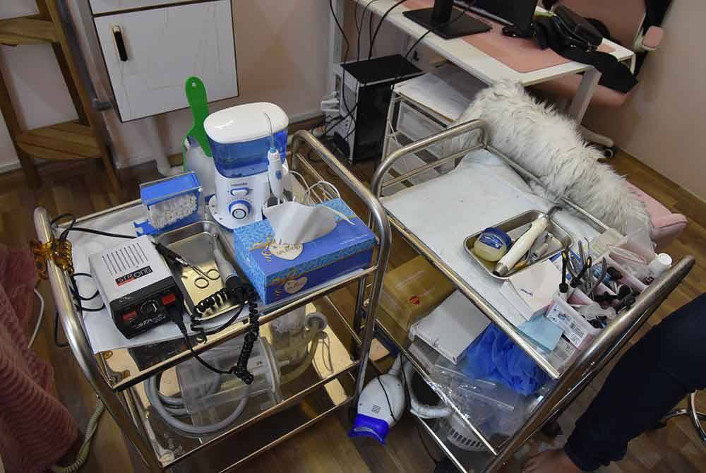 Antara peralatan pergigian yang dirampas JKN Selangor dalam serbuan di sebuah premis di Damansara Perdana, Petaling Jaya, pada Rabu.