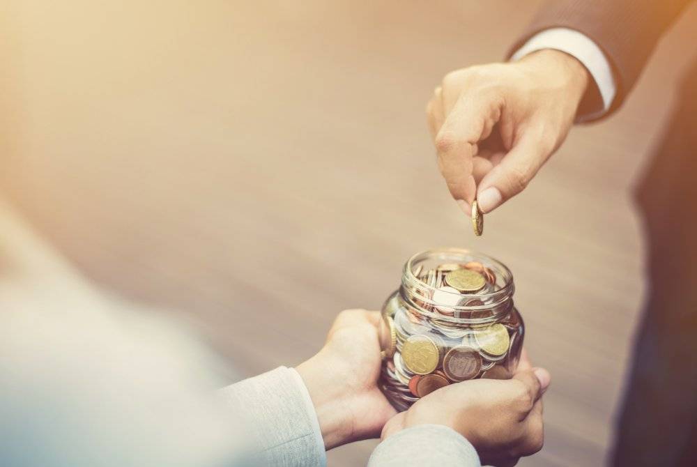 ZAKAT merupakan ibadah wajib ditunaikan, manakala bersedekah pula adalah sunat hukumnya. -Foto: 123rf