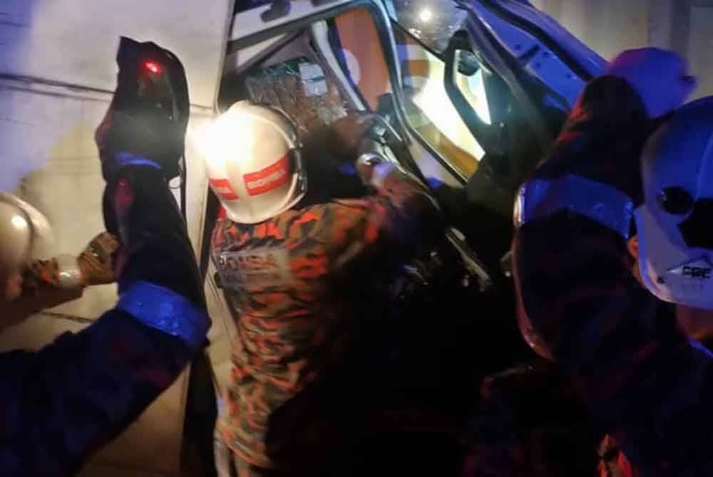 Pasukan bomba menjalankan operasi mengeluarkan mangsa yang tersepit dalam nahas membabitkan dua lori di Gopeng pada Jumaat. Foto: ihsan bomba