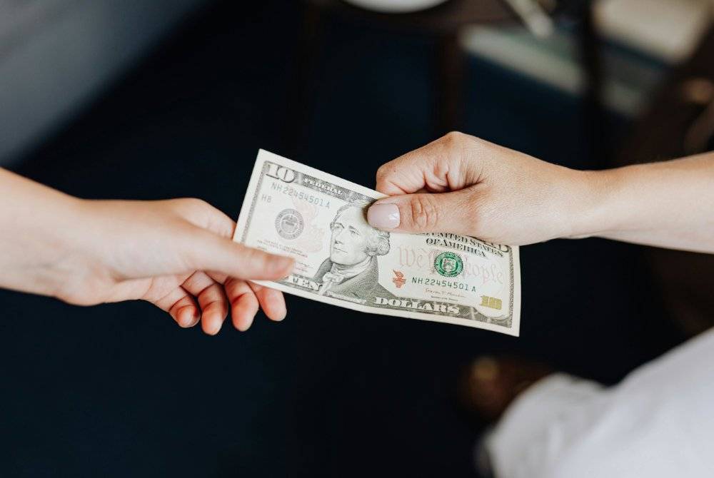 SAH membayar zakat terus kepada golongan asnaf namun ia mengetepikan tanggungjawab pemerintah. Gambar Hiasan/Foto Pexels