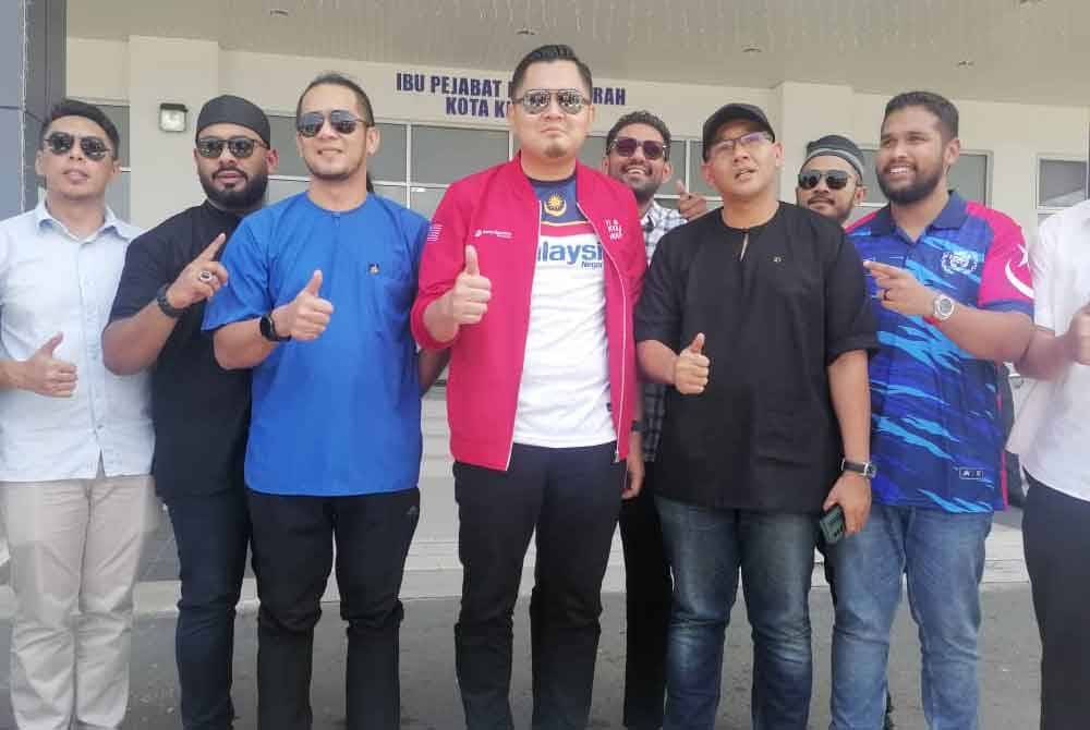 Dr Akmal (empat dari kiri) selepas selesai memberi keterangan selama lebih dua jam di IPD Kota Kinabalu.