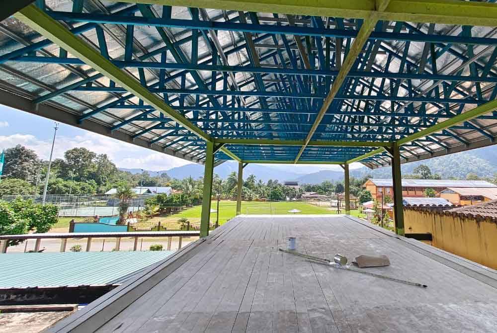 Bumbung Masjid Kampung Kuala Dura sudah siap dibina hasil sumbangan orang ramai.