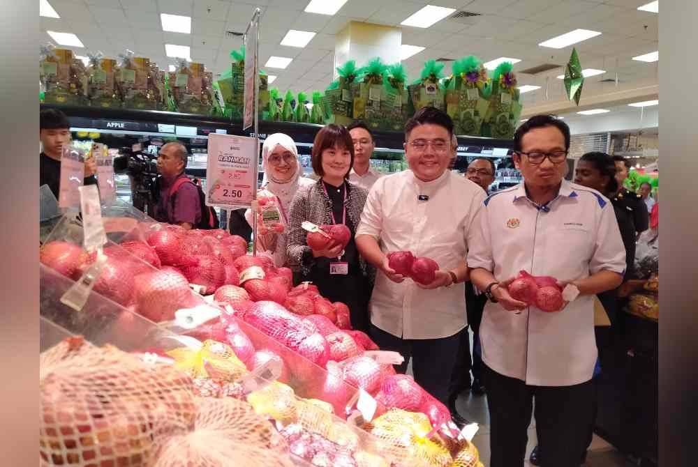Kah Leong (dua dari kanan) bersama Kamalludin (kanan) menunjukkan bawang merah ketika mengadakan Sesi Tinjauan Mesra Skim Harga Maksimum Musim Perayaan Hari Raya Aidilfitri 2024 di sebuah pusat beli belah di sini pada Jumaat.
