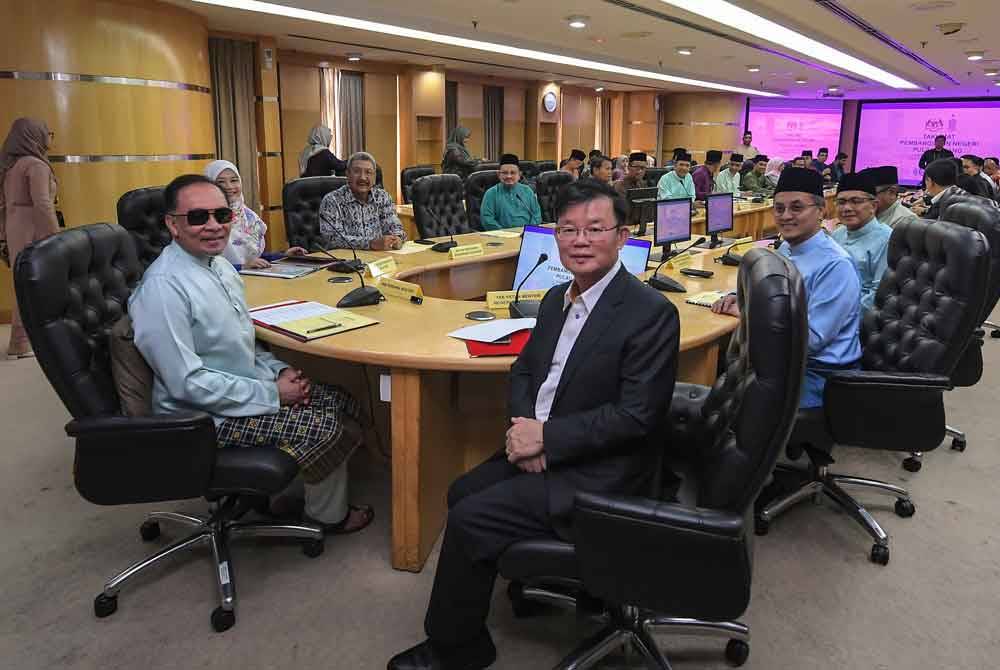 Anwar (kiri) hadir mempengerusikan Taklimat Pembangunan Pulau Pinang sempena lawatannya di Komtar hari ini. Foto Bernama