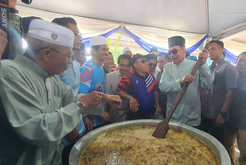 Ahli Parlimen Tambun meluangkan masa bersama penduduk setempat mengacau dan membungkus bubur lambuk untuk diedarkan kepada orang ramai.
