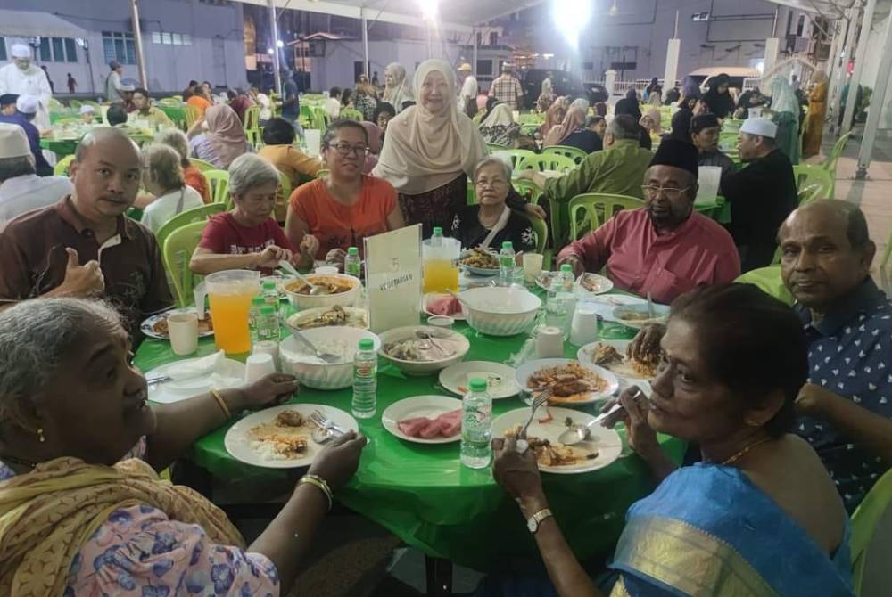 PESERTA program mengambil pengalaman berbuka puasa bersama umat Islam. 