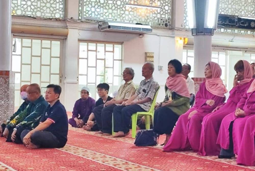 PESERTA turut diberi penerangan mengenai fungsi masjid yang terbuka kepada semua golongan termasuk non-Muslim. 