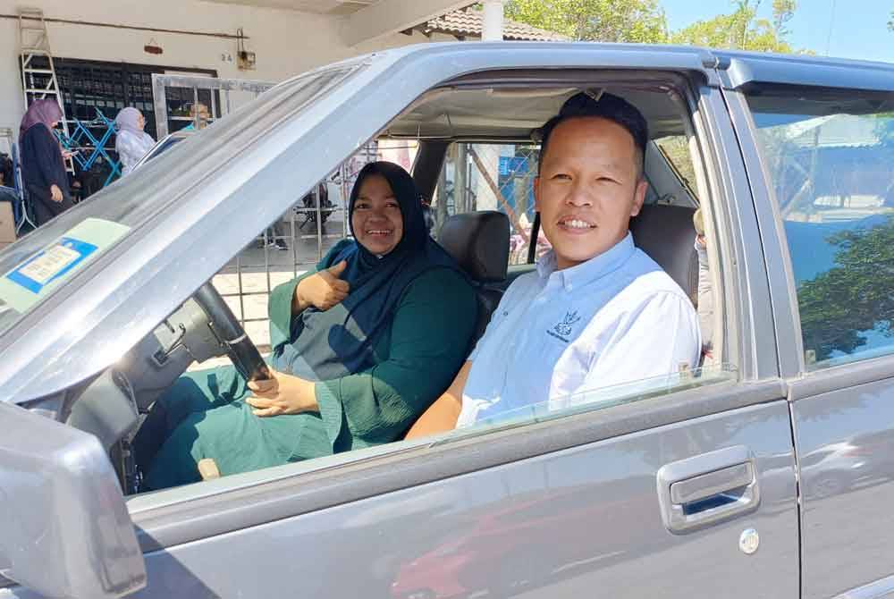 Neng Ayu memandu kereta sambil ditemani Chun Kuang sebaik sahaja menerima kenderaan tersebut.