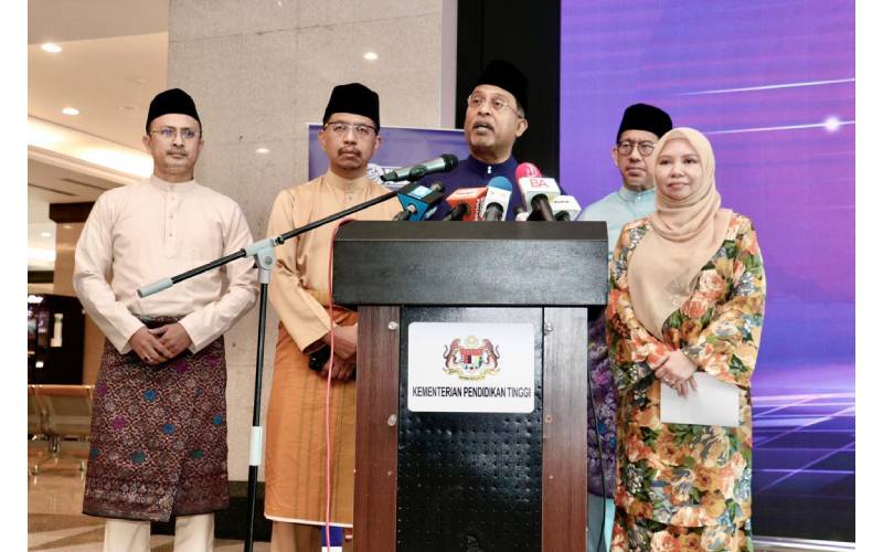 Dr. Zambry ketika mengumumkan dividen Simpan SSPN 2023, hari ini.