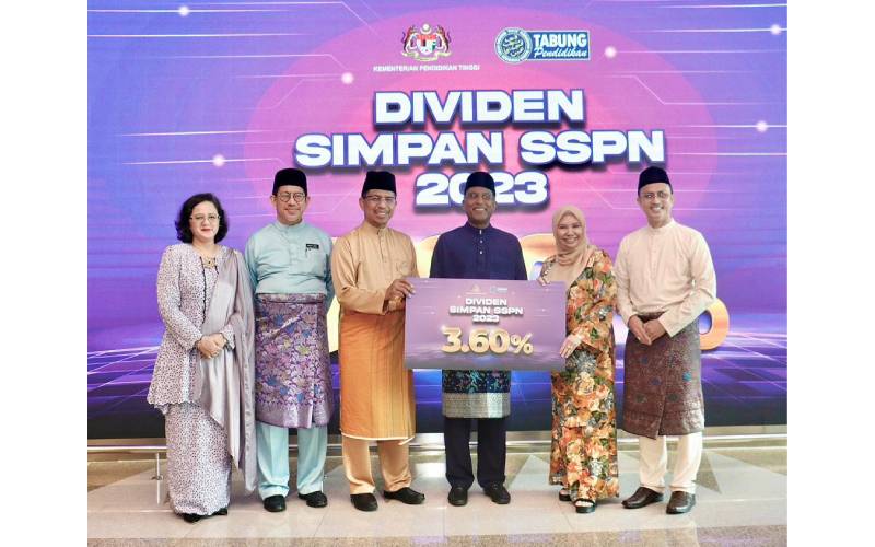 Dr. Zambry (tiga dari kanan) bersama Norliza (dua dari kanan) dan dif-dif kehormat menunjukkan plakad dividen Simpan SSPN 2023.