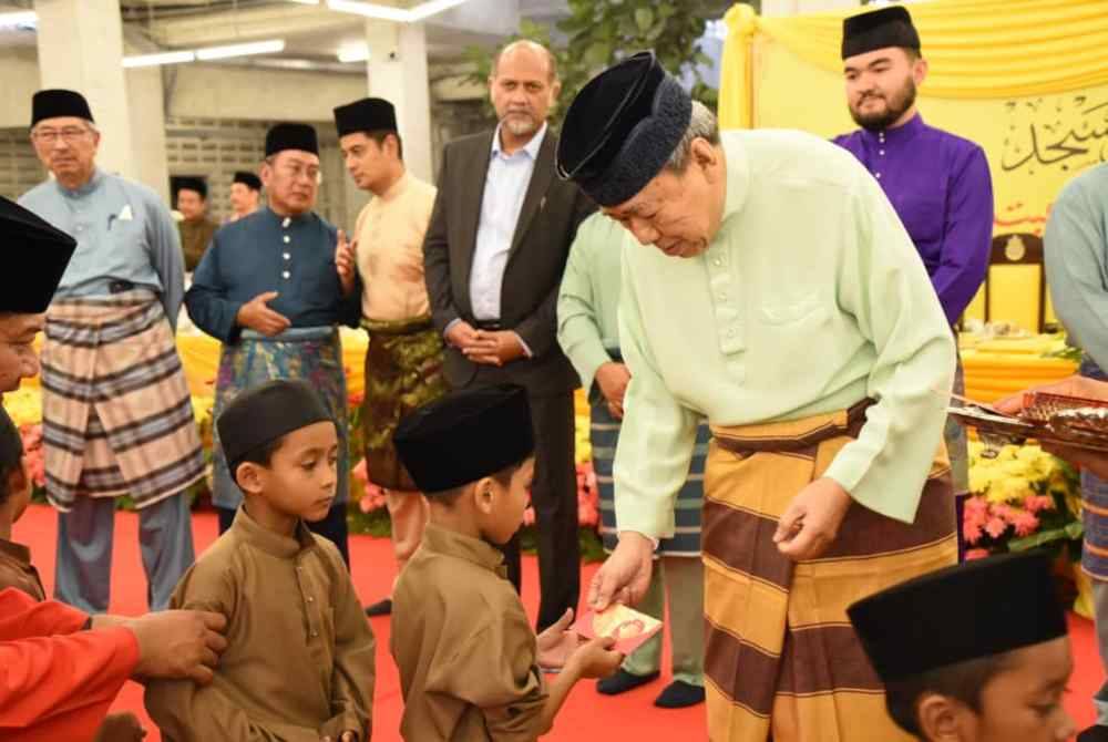 Sultan Sharafuddin turut berkenan menyampaikan sumbangan hari raya kepada anak-anak yatim dari daerah Petaling.