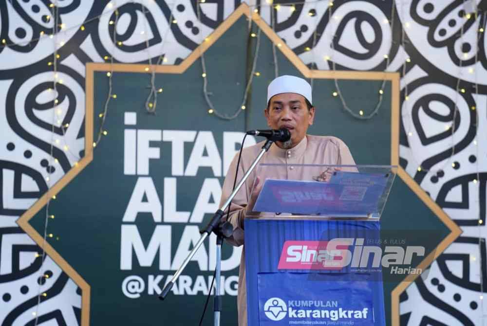 Ceramah agama disampaikan oleh ustaz jemputan sebelum majlis berbuka puasa.