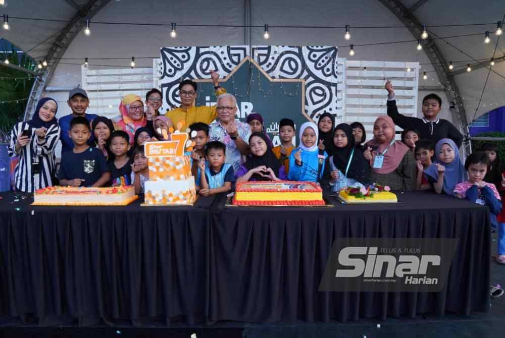 Penasihat Kumpulan Karangkraf, Datuk Hussamuddin Yaacub (tengah) bergambar bersama pengunjung ketika sesi memotong kek sempena ulang tahun Sinar Bestari pada Khamis.