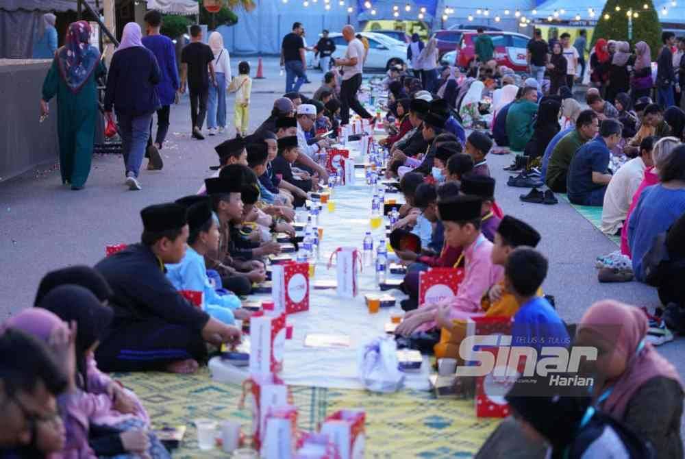 Pengunjung berbuka puasa bersama hidangan yang disediakan. Foto Sinar Harian/MOHD HALIM ABDUL WAHID