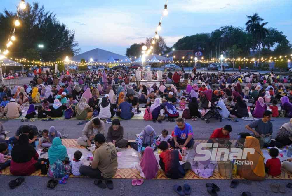 Pengunjung bersedia untuk berbuka puasa sempena Iftar Ala Madinah@Karangkraf 2024 di Dataran Karangkraf pada Khamis.